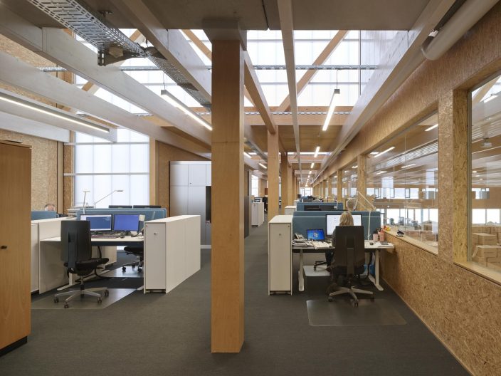 Headquarter Chemoform, Bueros im Galeriegeschoss mit Blick auf die Lagerhalle