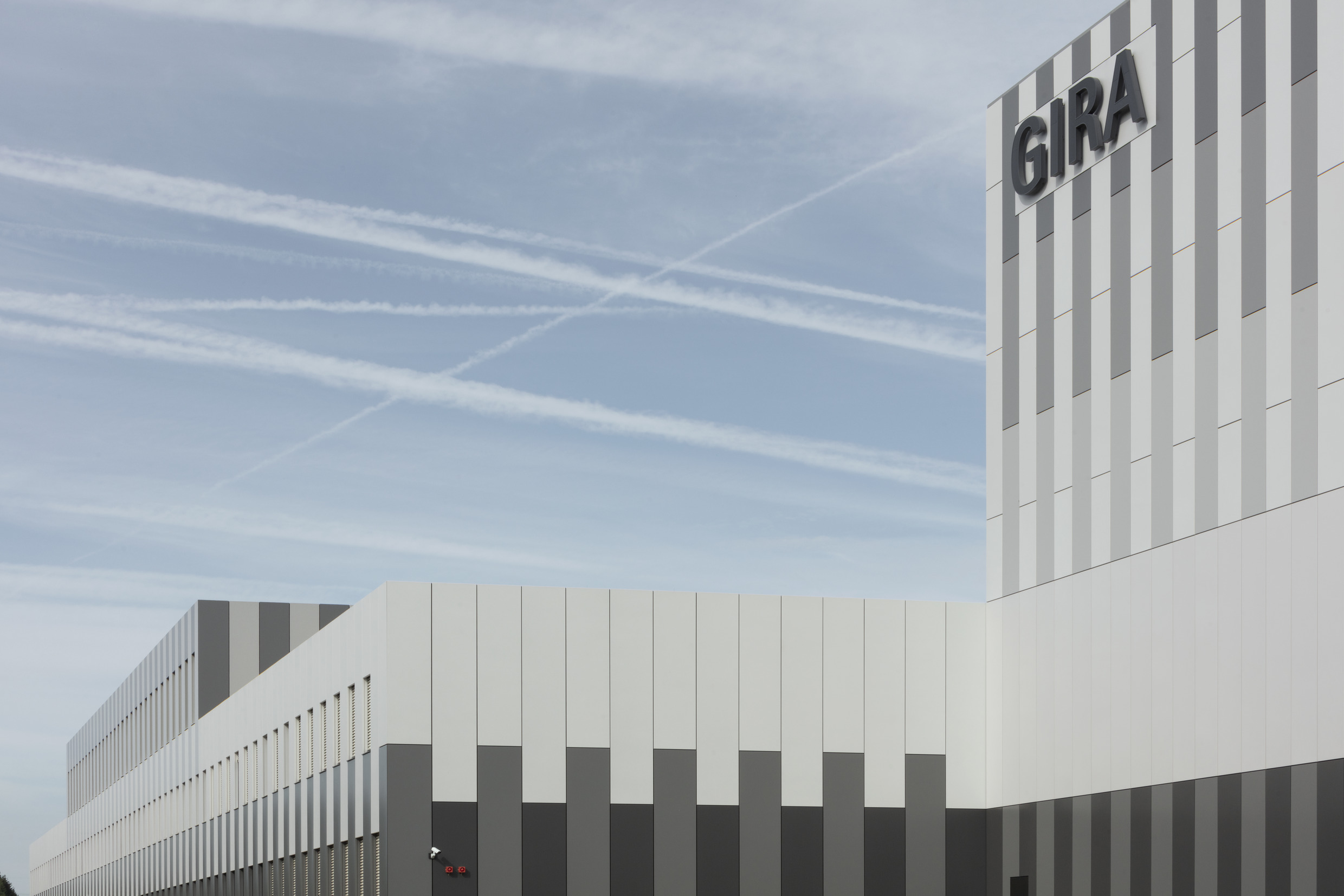 Gira Unternehmenssitz Außenperspektive der farblich oszillierenden Blechfassade