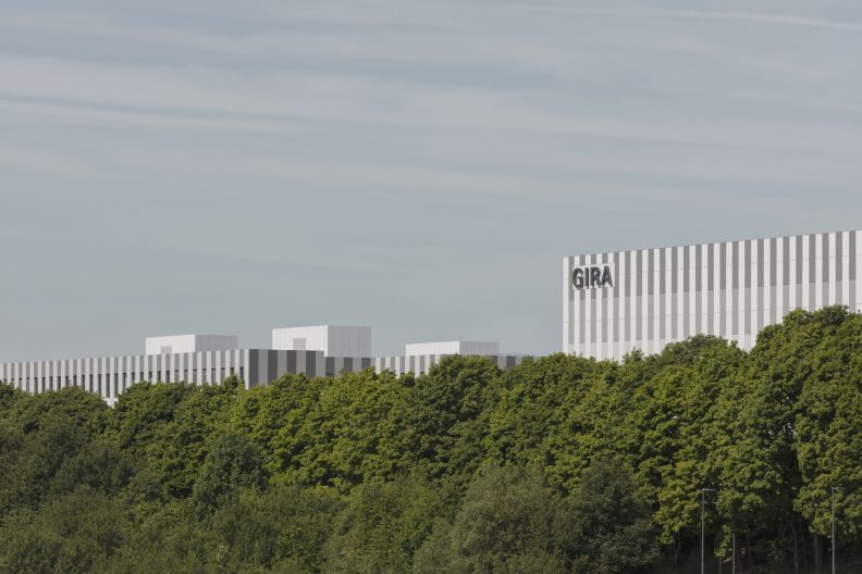 Gira Unternehmenssitz Außenperspektive Gebäudekomplex, der Industriebau fügt sich in die Hügellandschaft des Bergischen Landes