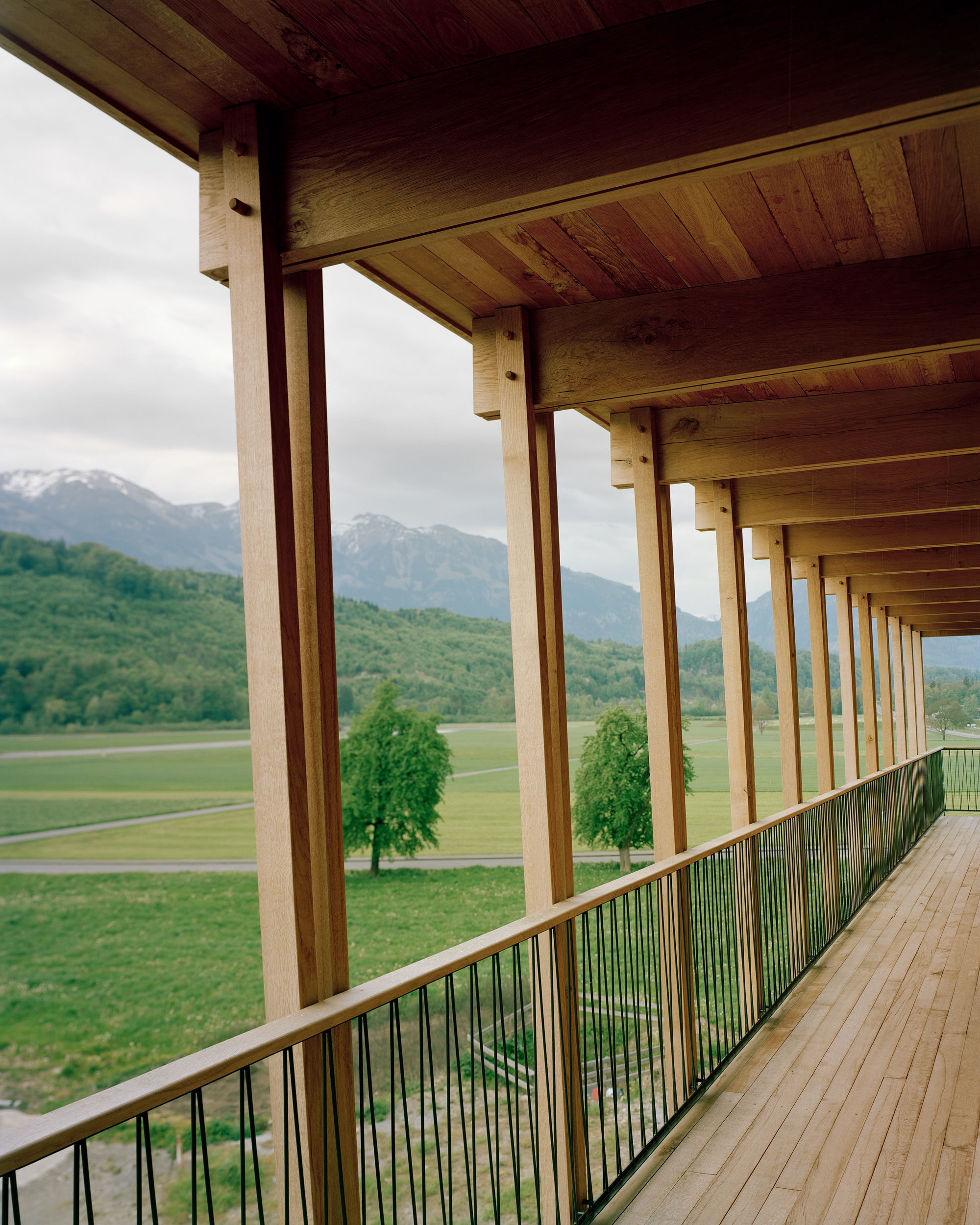 Perspektive Laubengang mit Blick in die Natur Bürohaus Küng in Alpnach
