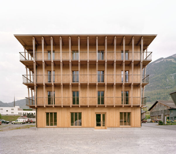 Außenperspektive Frontalansicht von Bürohaus Küng in Alpnach