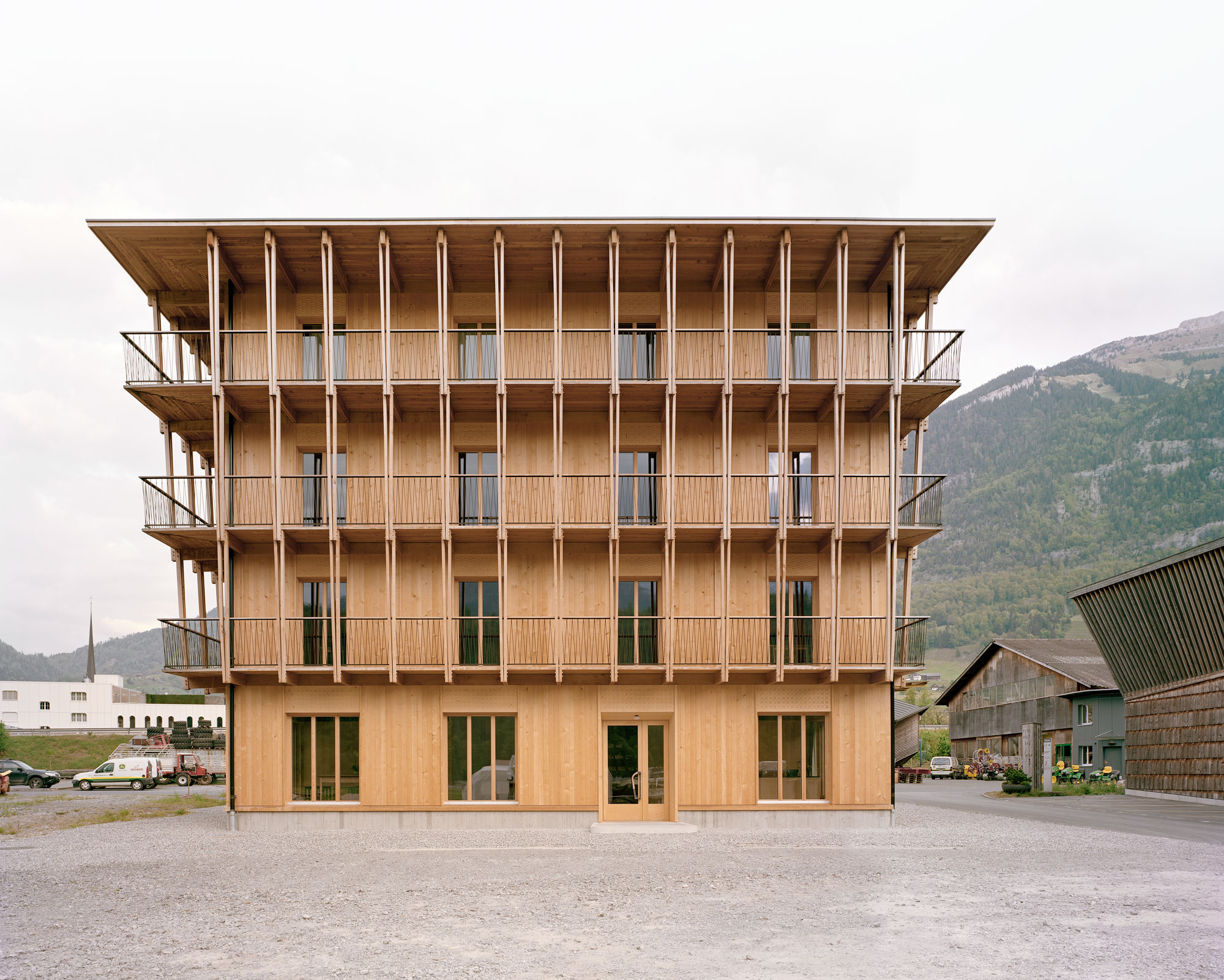 Außenperspektive Frontalansicht von Bürohaus Küng in Alpnach