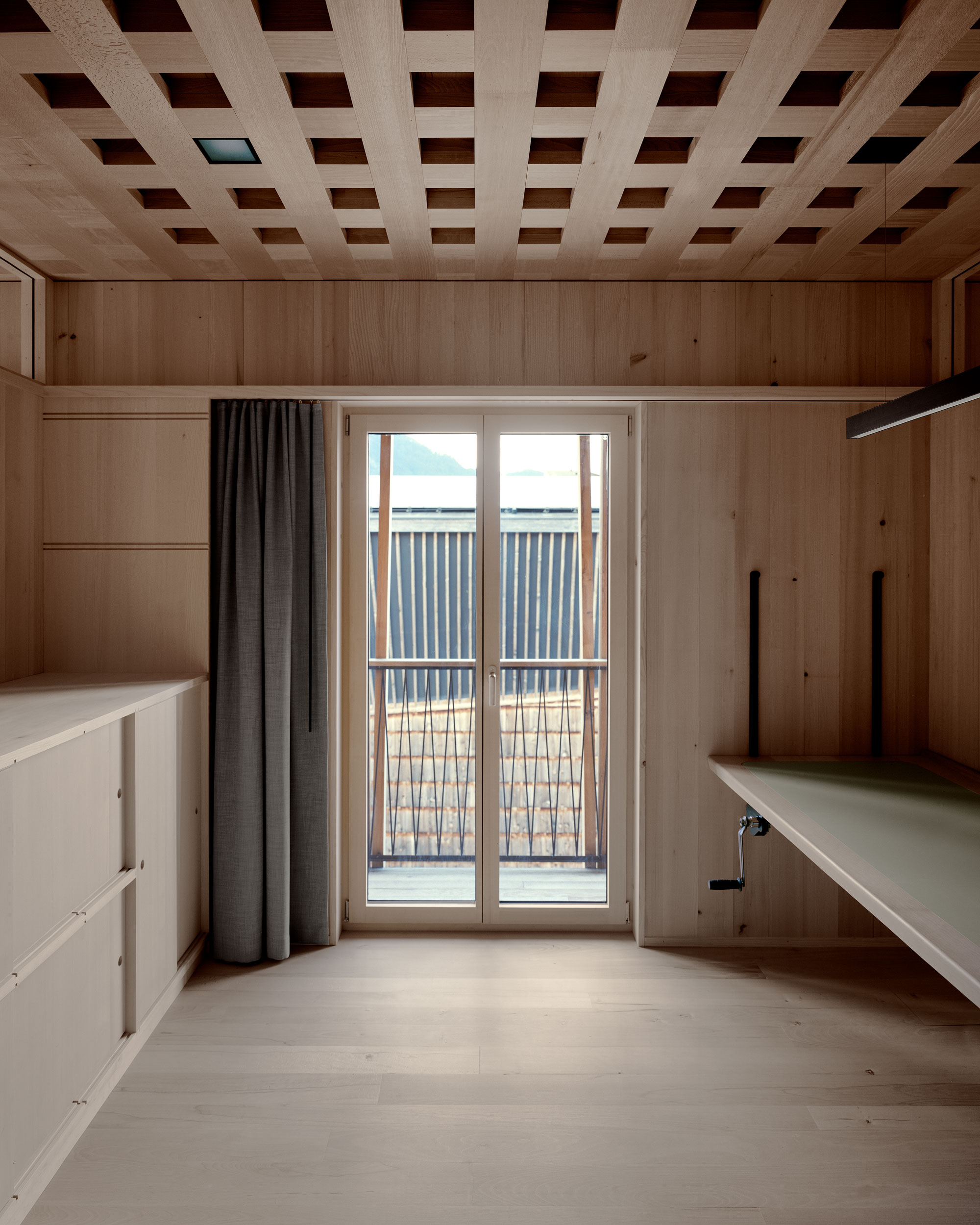 Innenperspektive Arbeitsraum mit bodentiefem Fenster Bürohaus Küng in Alpnach