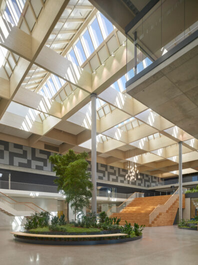 Innenperspektive Atrium mit Blick Sitztreppe, Logistikzentrum mit Verwaltung Promega
