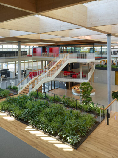 Innenperspektive Atrium mit Blick auf verbindende Erschließung, Logistikzentrum mit Verwaltung Promega