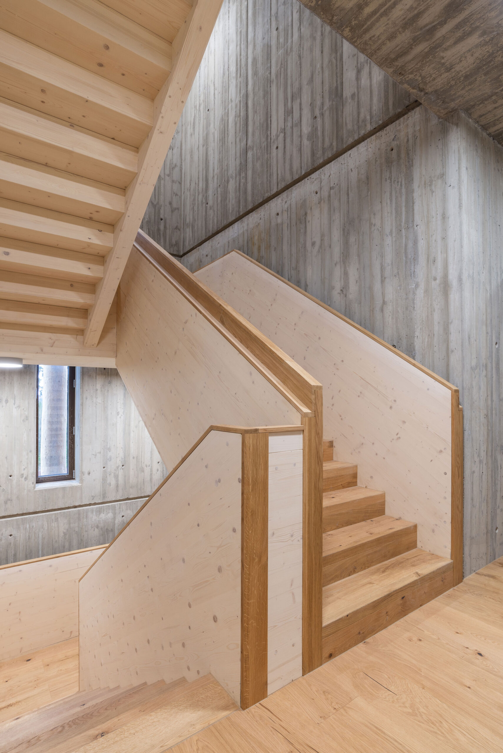 Innenperspektive Treppenhaus als Kombination aus Holz und Beton im Sägewerk Ziegler