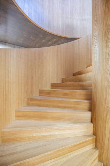 Innenperspektive Treppe aus Holz im Sägewerk Ziegler