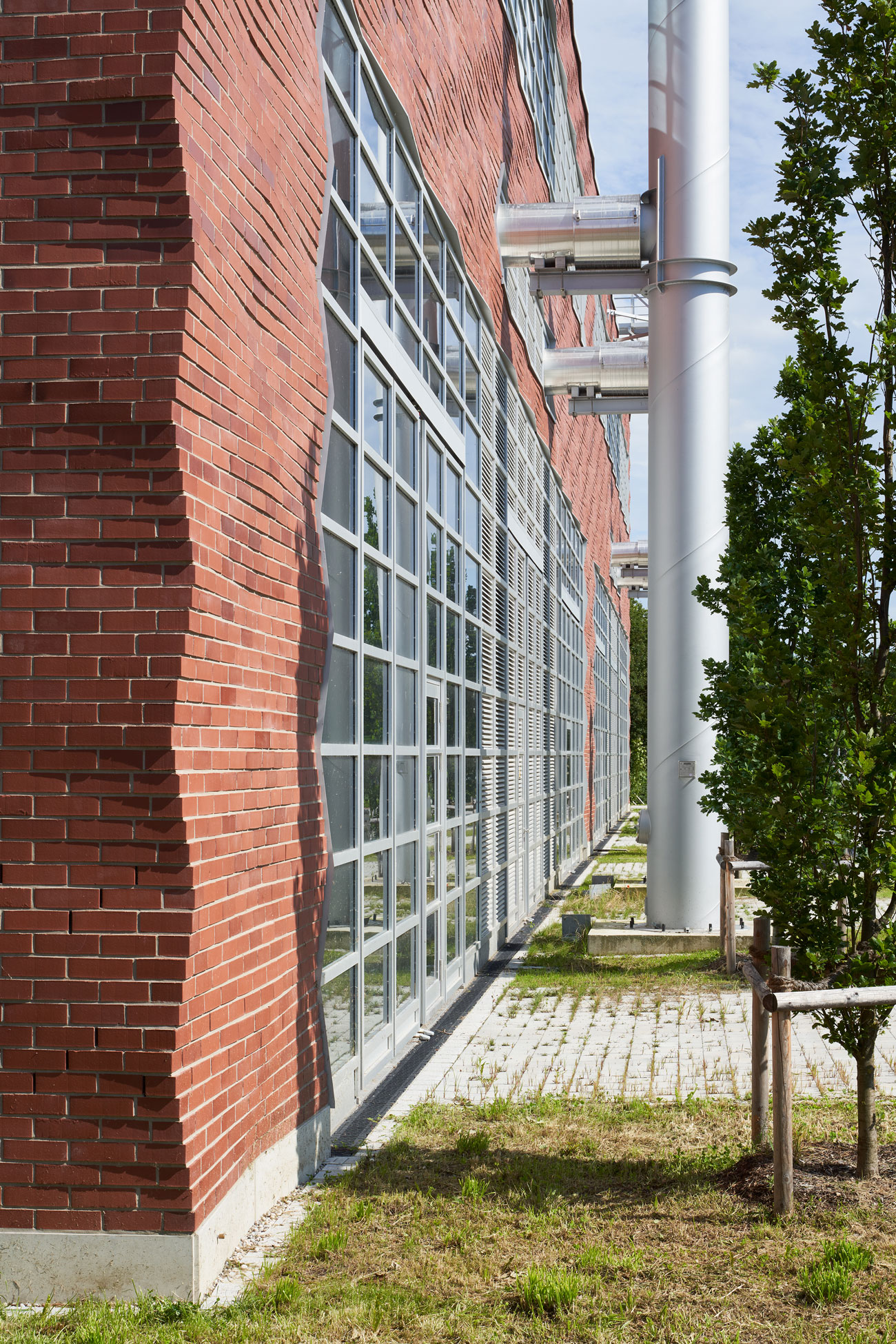 Außenperspektive Fassadenecke Erdgeschoss der Neuordnung Energieanlagen Klärwerk München 2