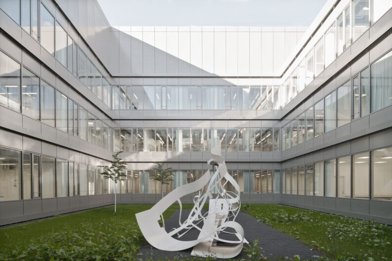 Perspektive des nach oben offenen Innenhofes der Albert-Ludwigs-Universität Freiburg, Neubau Forschungsgebäude IMBIT (Institute for Machine-Brain Interfacing Technology)