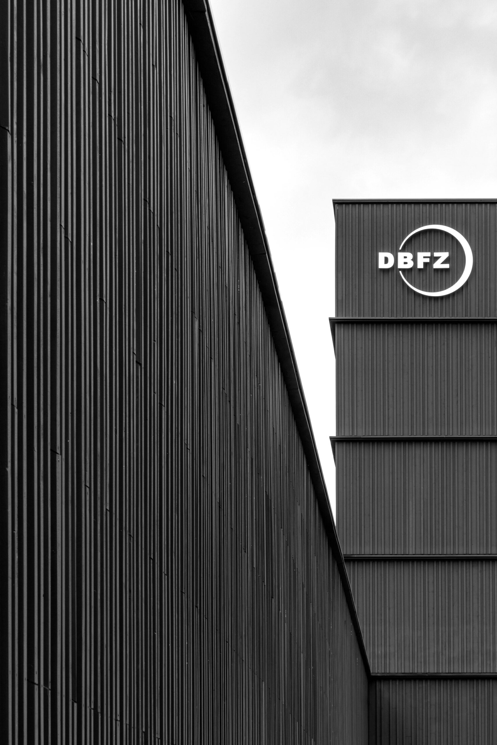 Detailperspektive der schwarzen Fassade des DBFZ Technikum Deutsches Biomasseforschungszentrum
