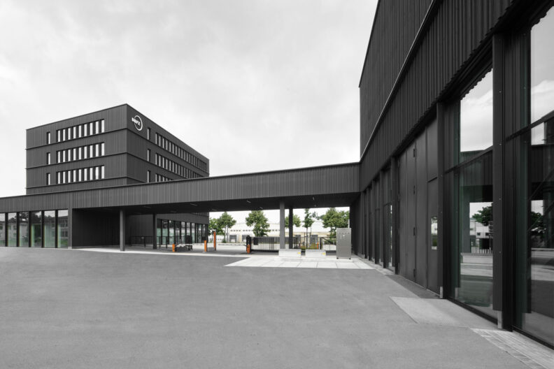Außenperspektive Verbindung der Baukörper über Überdachung auf dem Gelände des DBFZ Technikum Deutsches Biomasseforschungszentrum