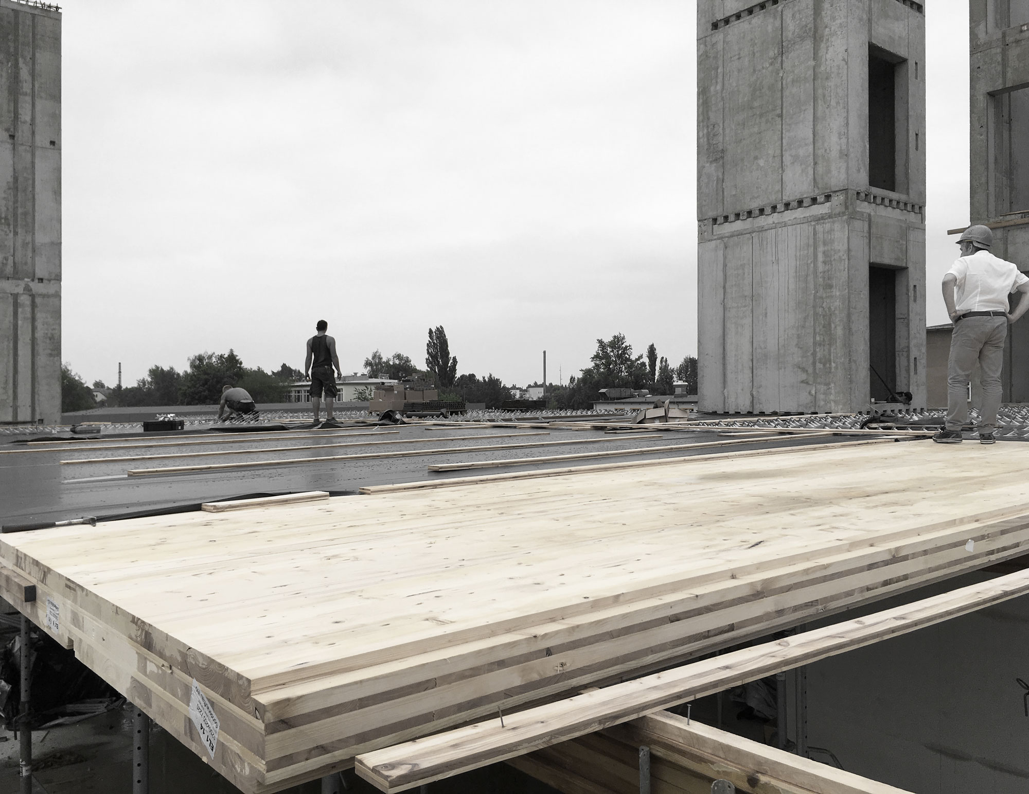 Foto Baustelle bei Errichtung der Geschossdecken aus Holzelementen im DBFZ Technikum Deutsches Biomasseforschungszentrum