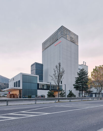 Außenperspektive mit sichtbarer Anlieferung des Gutmann Pellets Speicher - Transformation eines Silo