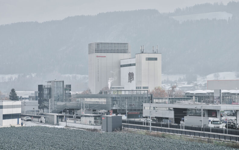 Außenperspektive im Winter des Gutmann Pellets Speicher - Transformation eines Silo