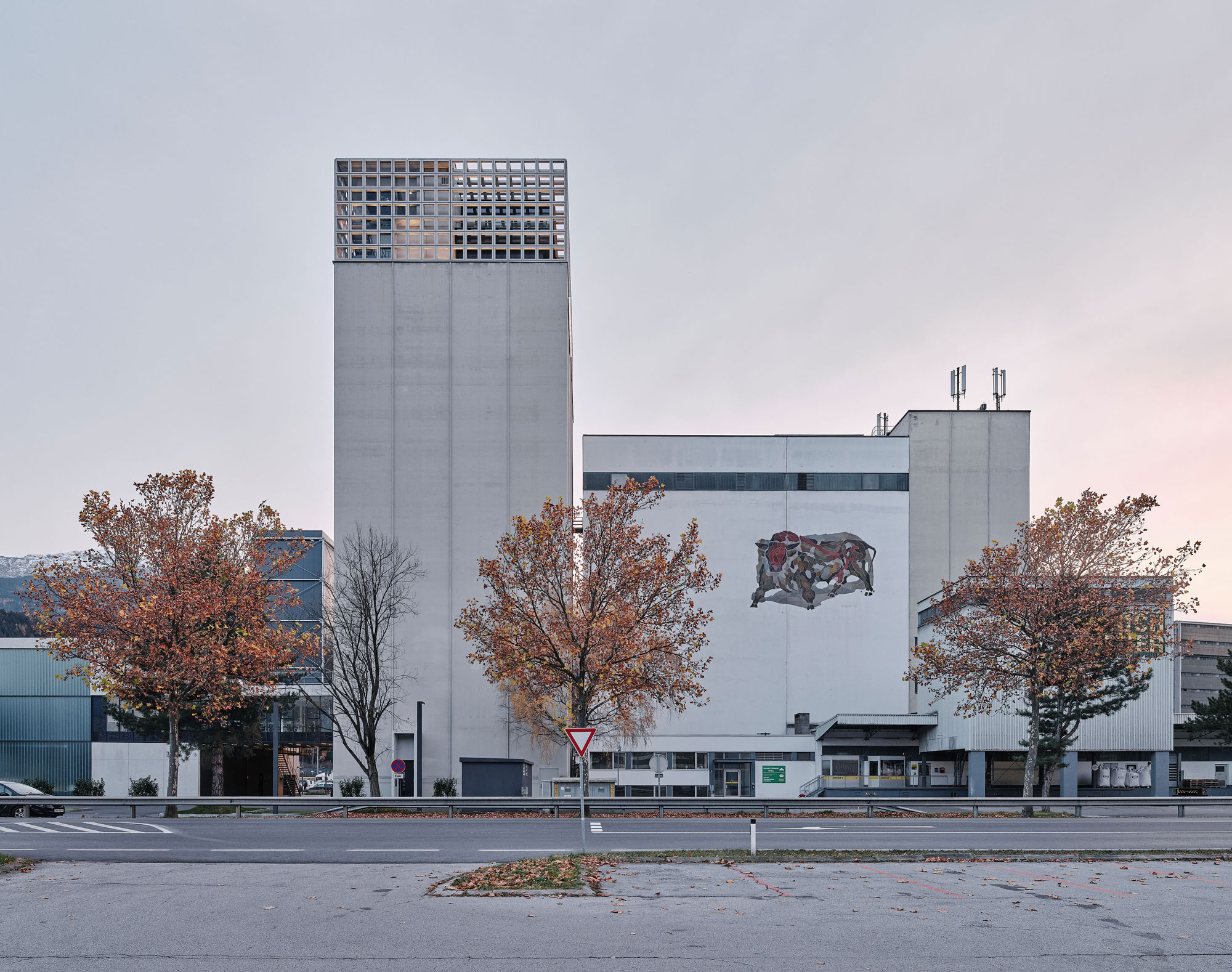 Außenperspektive Frontalansicht des Gutmann Pellets Speicher - Transformation eines Silo