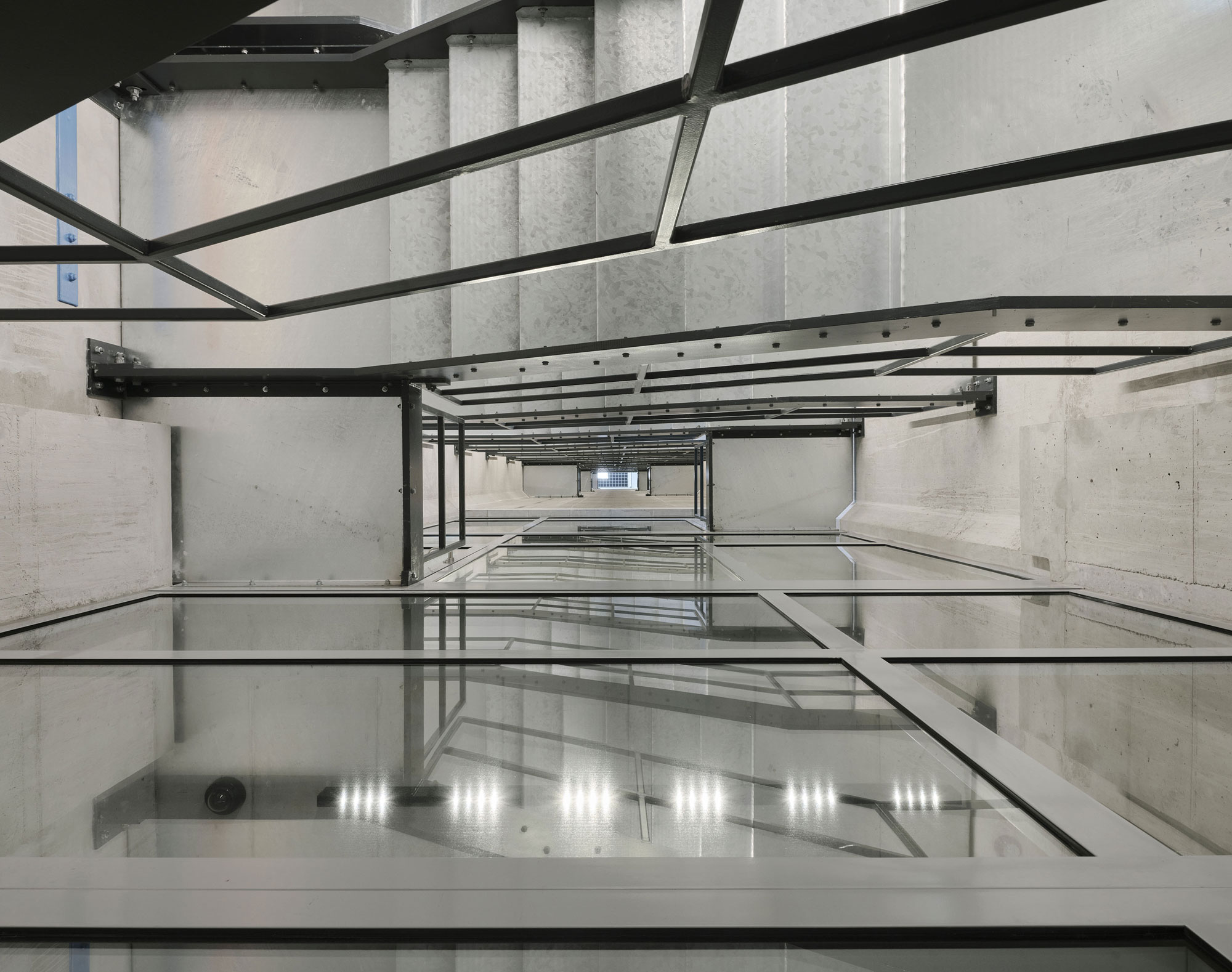 Innenperspektive Treppenhaus von EG bis DG fotografiert, Gutmann Pellets Speicher - Transformation eines Silo