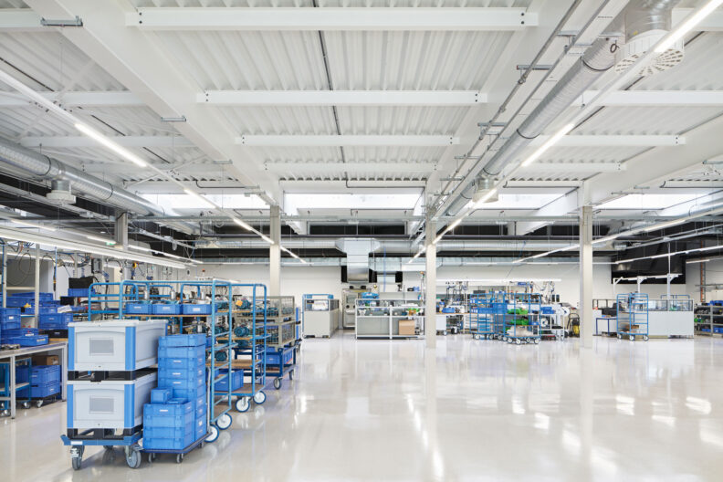 Innenperspektive Produktionshalle der Firmenzentrale Schweickert