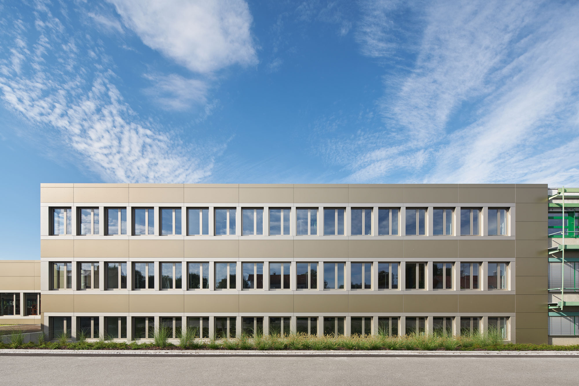 Außenperspektive der Sanierung und Erweiterung Montagehalle und Bürogebäude KNF