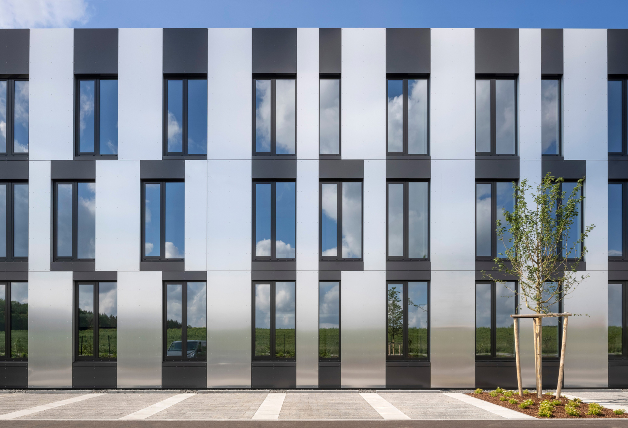 Außenperspektive gleichmäßig rythmische Alu-Glas Fassade des Bürogebäudes in Gilching