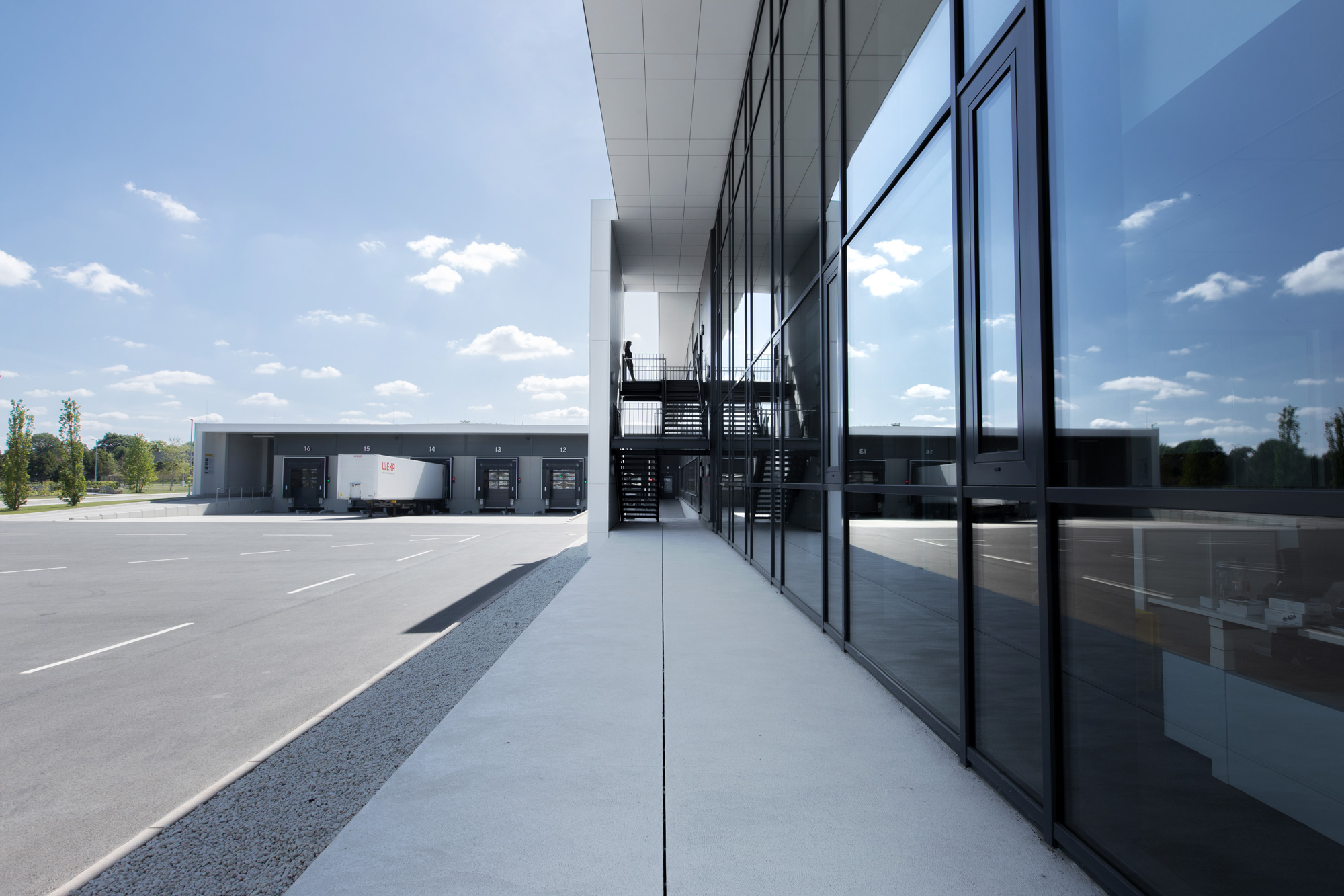 Außenperspektive überdachter Schwellenraum Innen Außen der HARTING European Distribution Center