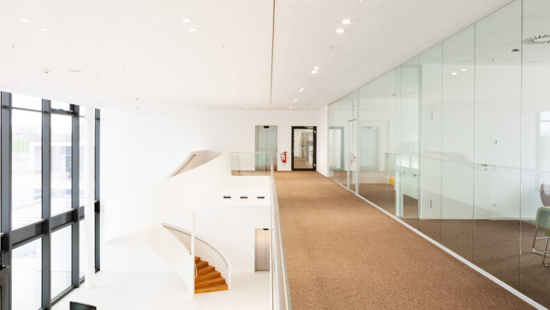 Innenperspektive Foyer in doppelgeschossigem Galeriegeschoss des HARTING European Distribution Center