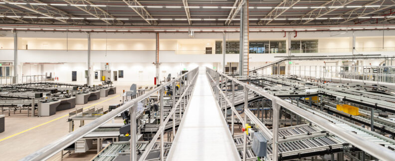 Innenperspektive Durchwegung Produktion des HARTING European Distribution Center