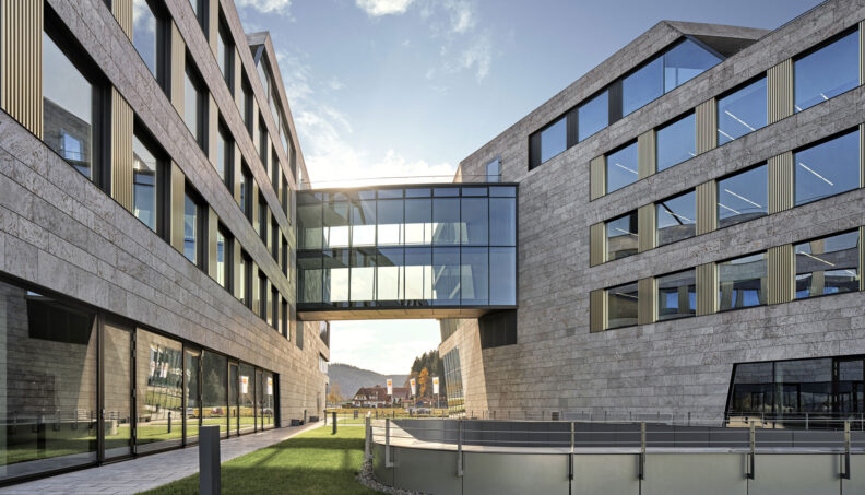 Außenperspektive der verbindenden Brücke zwischen Gebäudeteilen des Neubaus einer Konzernzentrale in Titisee-Neustadt