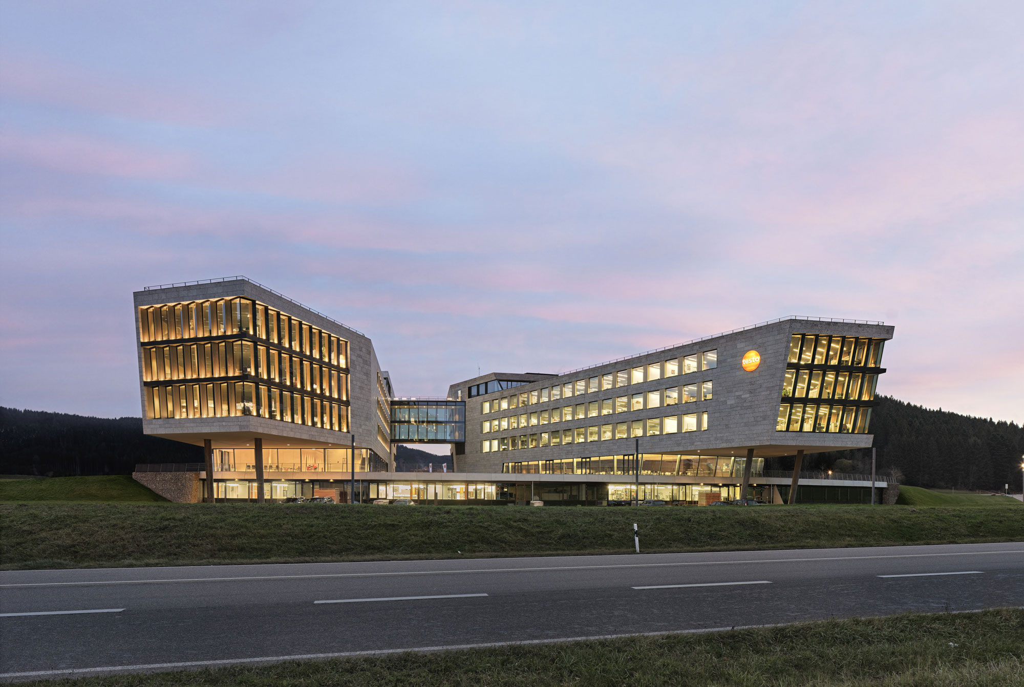 Außenperspektive des kompletten Gebäudekomplexes des Neubaus einer Konzernzentrale in Titisee-Neustadt