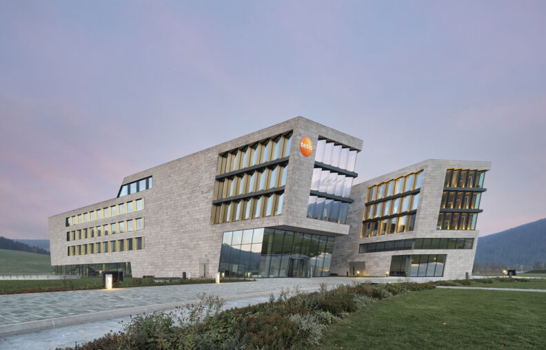 Außenperspektive des Neubaus einer Konzernzentrale in Titisee-Neustadt