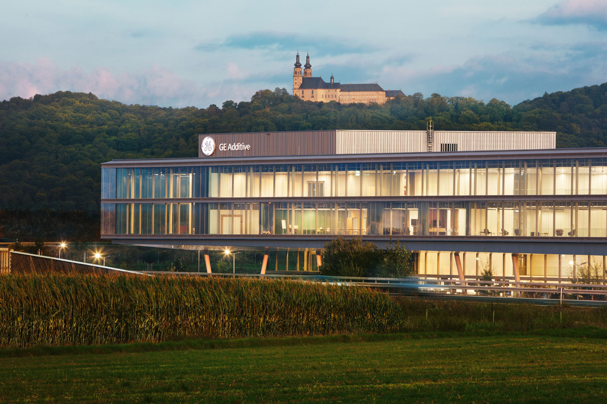 Außenperspektive Einbindung der Umgebung mit Burg im Hintergrund in der Gesamtbild des GE Additive Lichtenfels Campus