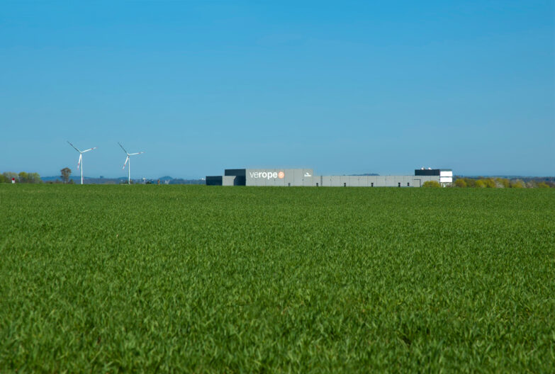 Außenperspektive aus der Entfernung zeigt Gebäude eingebettet in Natur des Verope Service Center GmbH