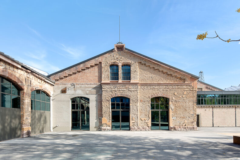 Außenperspektive Inneinandergreifen von ursprünglicher und neuer Klinkerfassade der Wagenhallen Stuttgart