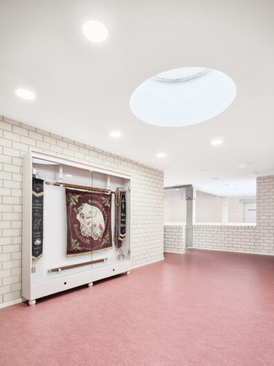 Innenperspektive Fahnenraum mit Oberlicht im Feuerwehrgerätehaus Hallstadt