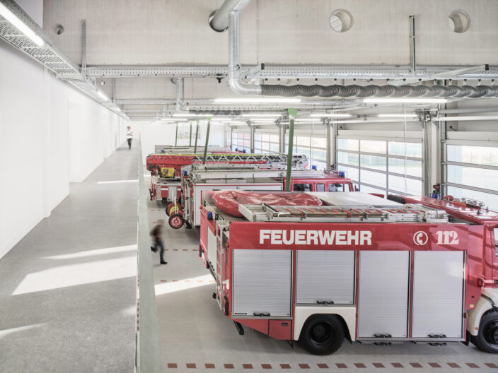 Innenperspektive Fahrzeughalle im Feuerwehrgerätehaus Hallstadt