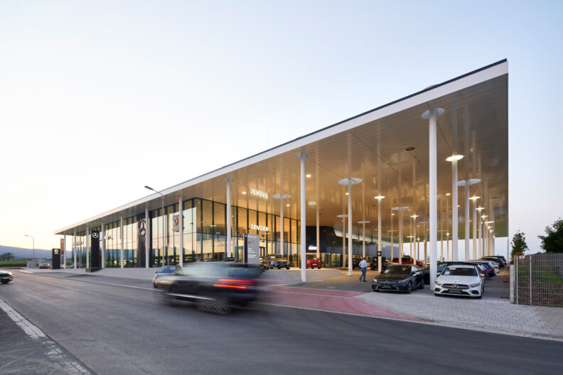Außenperspektive Haupteingang und überdachte Außenfläche des Autohaus Senger