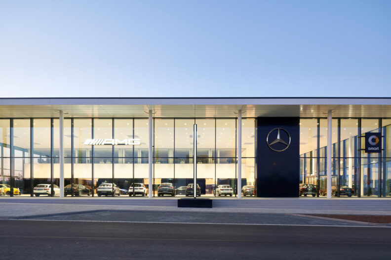 Außenperspektive vollverglaste Fassade des Autohaus Senger