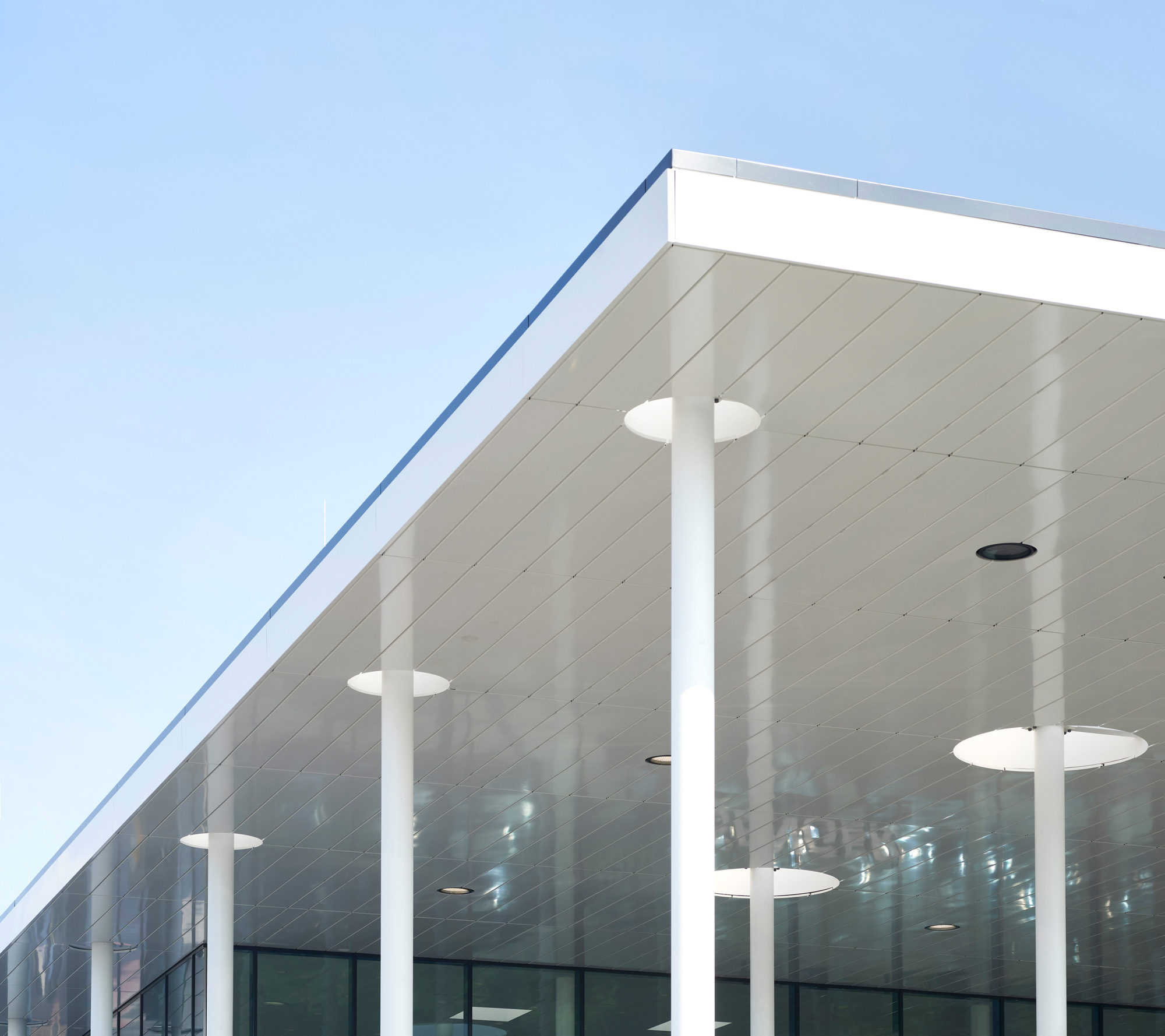 Außenperspektive Detail auskragendes Dach des Autohaus Senger
