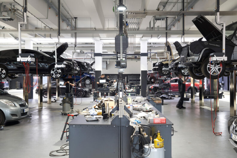 Innenperspektive Werkraum im Autohaus Senger