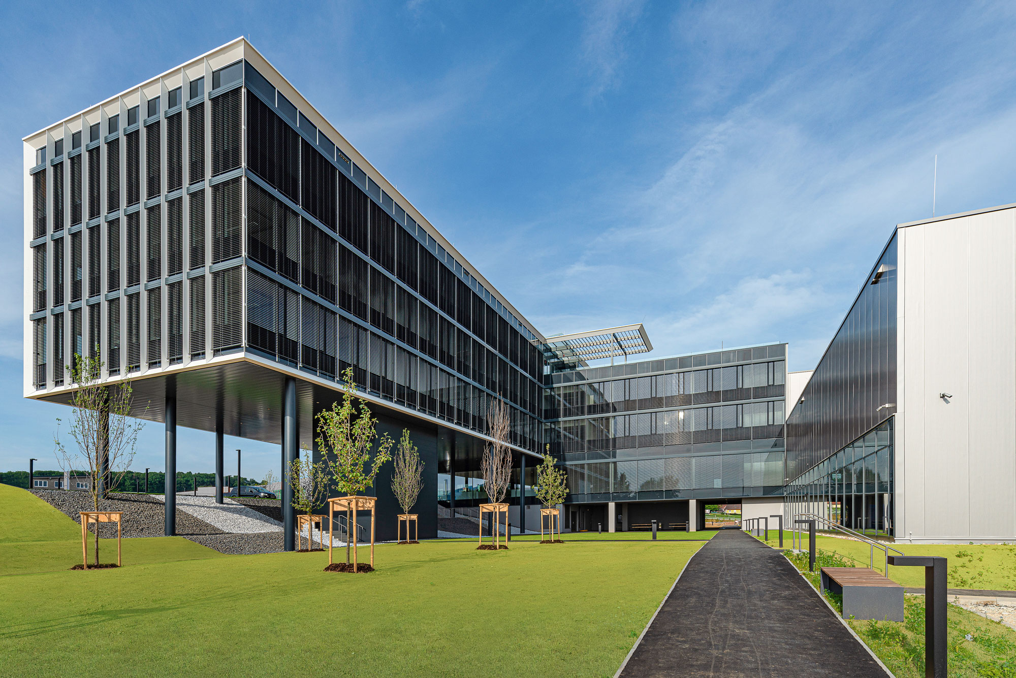 Außenperspektive sich zwischen Gebäuden aufspannender Freiraum RINGANA Campus