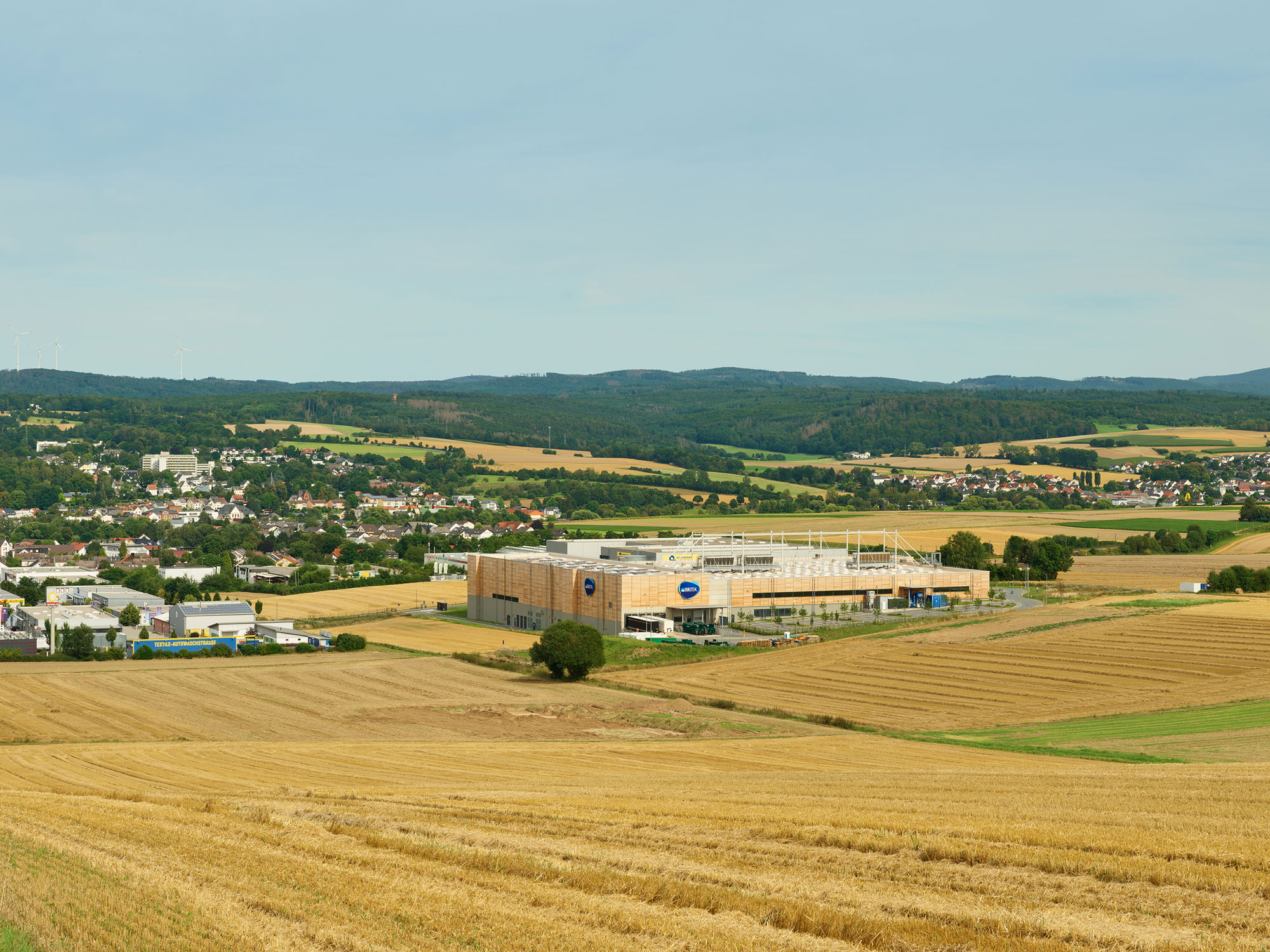 Außenperspektive Einbettung in die Umgebung des Neubau des Produktionsstandorts für BRITA in Bad Camberg