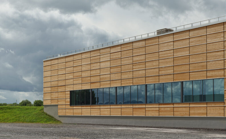 Außenperspektive Detailfotografie der Fassade des Neubau des Produktionsstandorts für BRITA in Bad Camberg