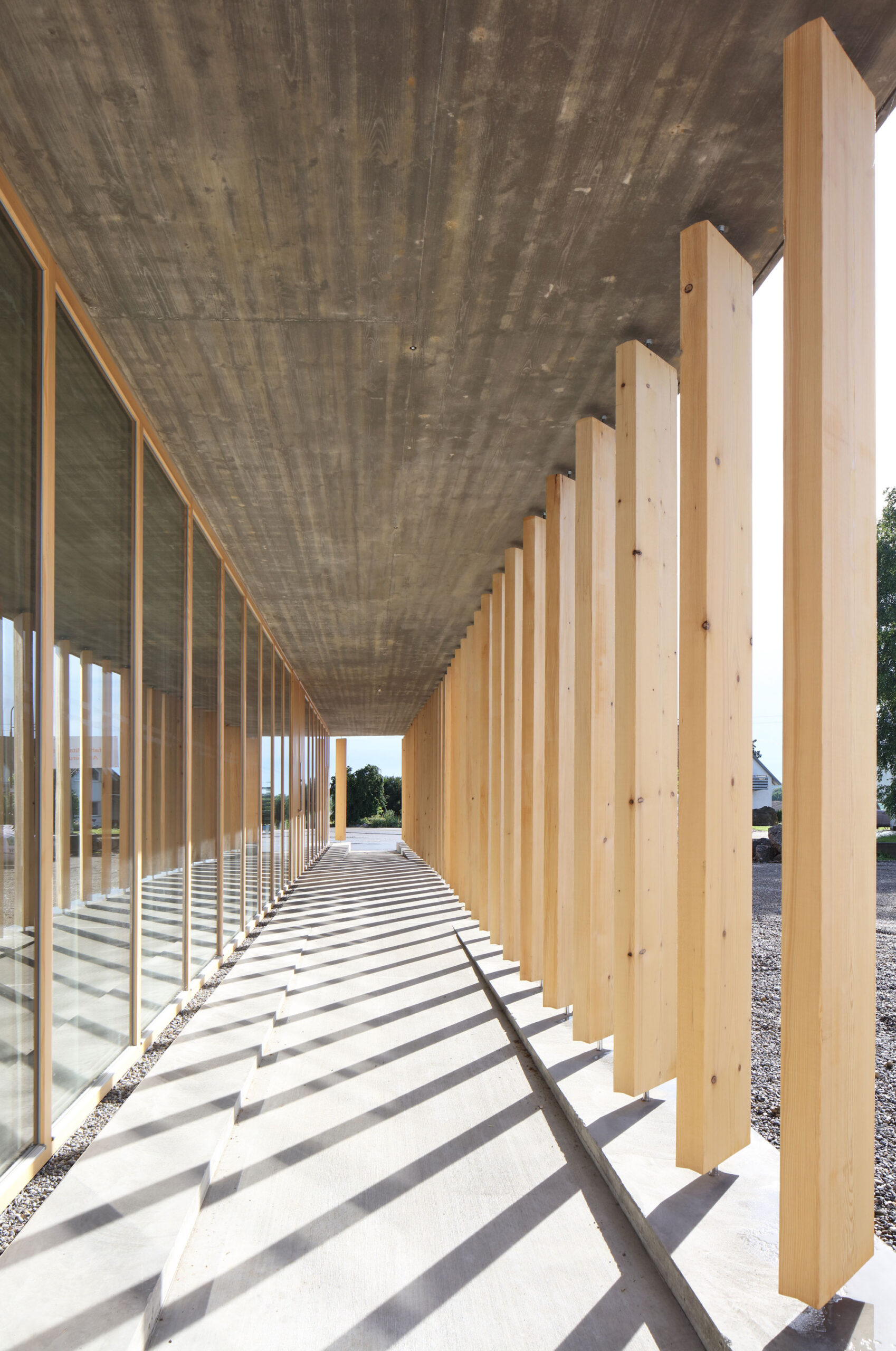 Außenperspektive Schwellenraum zwischen Fassade und vorgestellten Holzelementen der Um- und Erweiterung Bürogebäude Fa. Fritschle GmbH