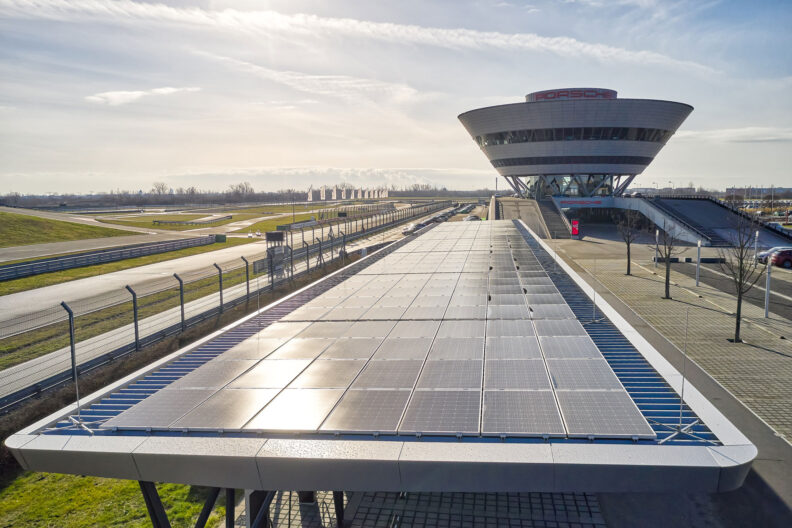 Au&szlig;enperspektive Dachaufsicht mit Solarpaneelen der &Uuml;berdachung Schnellladestation Porsche Leipzig