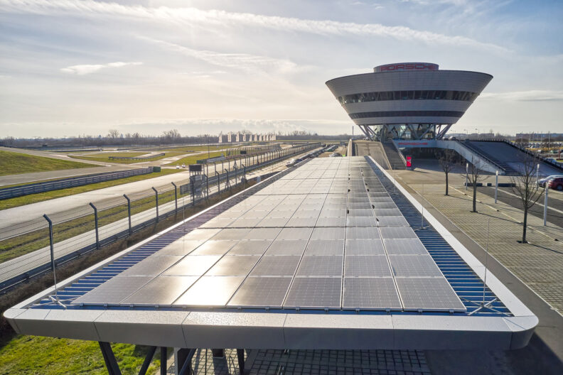 Blick auf die Überdachung der Schnellladestation Porsche Leipzig mit Solarpaneelen