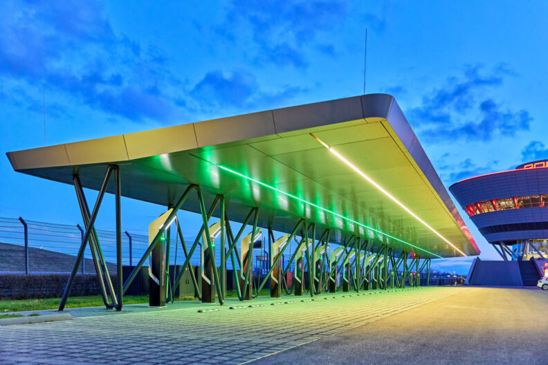 Au&szlig;enperspektive bei Nacht mit LED Beleuchtung, &Uuml;berdachung Schnellladestation Porsche Leipzig