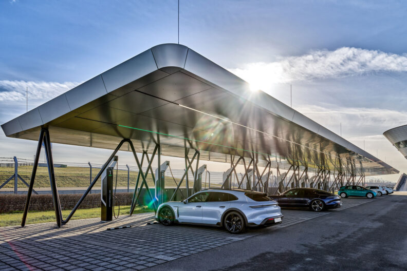 Perspektive Überdachung der Schnellladestation Porsche Leipzig bei Tageslicht und in Benutzung