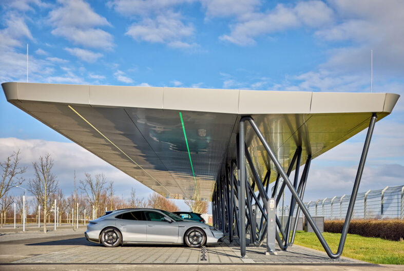 Au&szlig;enperspektive seitlich ladende Autos unter der &Uuml;berdachung Schnellladestation Porsche Leipzig
