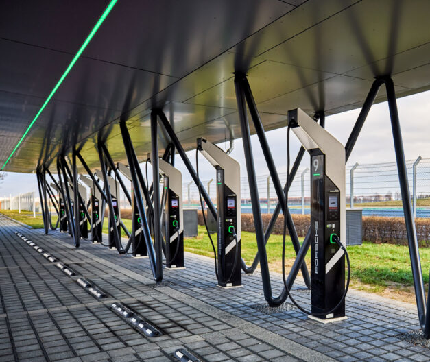 Au&szlig;enperspektive Ladestationen der &Uuml;berdachung Schnellladestation Porsche Leipzig