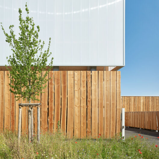 Außenperspektive Detailansicht Fassade Hauptgebäude mit Grünfläche, AWS Betriebshof Vogelsang, Stuttgart West/DE