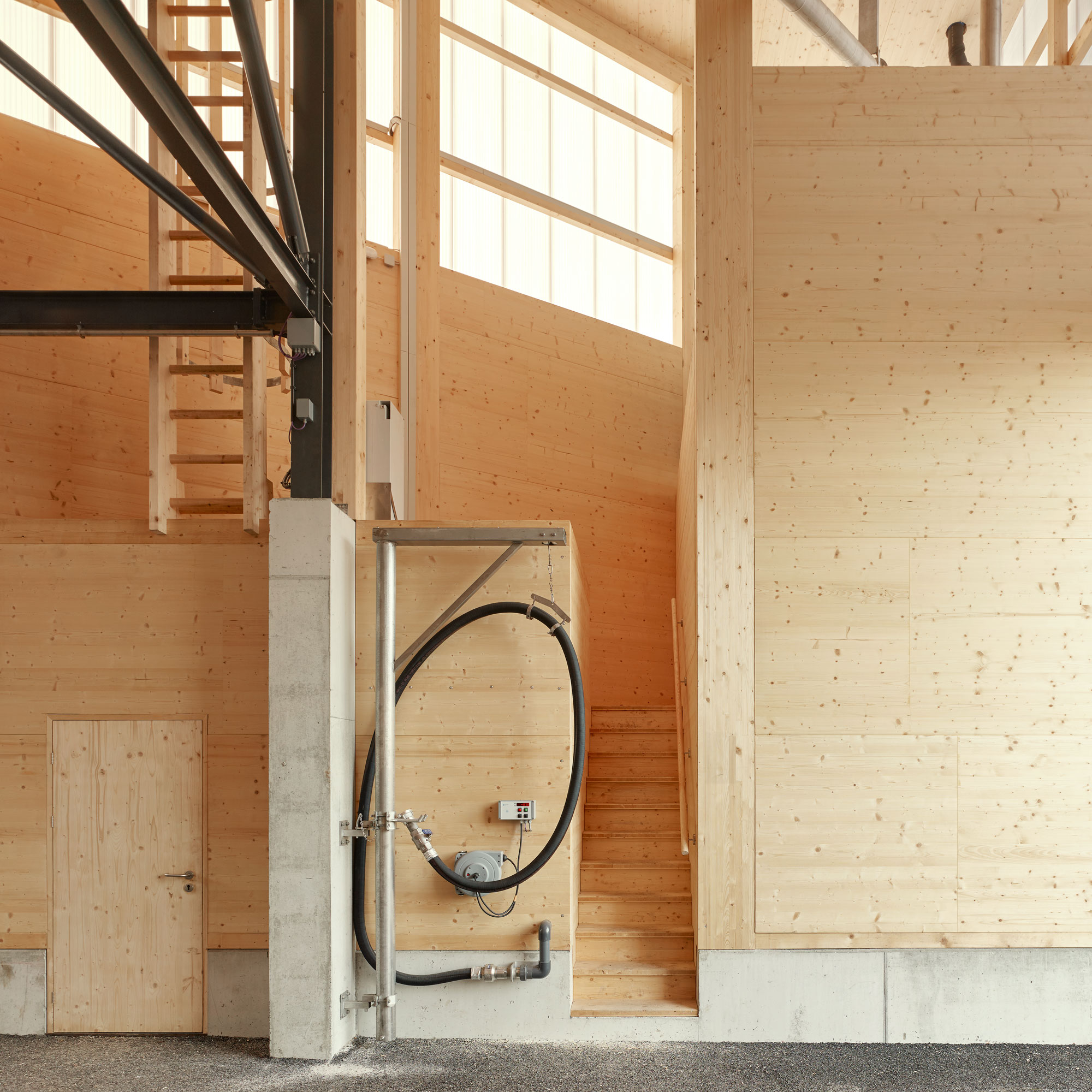 Innenperspektive mit Holzwänden und Holztreppe nur Sockel aus Beton im AWS Betriebshof Vogelsang, Stuttgart West/DE